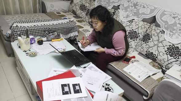 哈馬校服定制廠家認為:疫情當前，網(wǎng)上開課是應(yīng)急也是創(chuàng)新